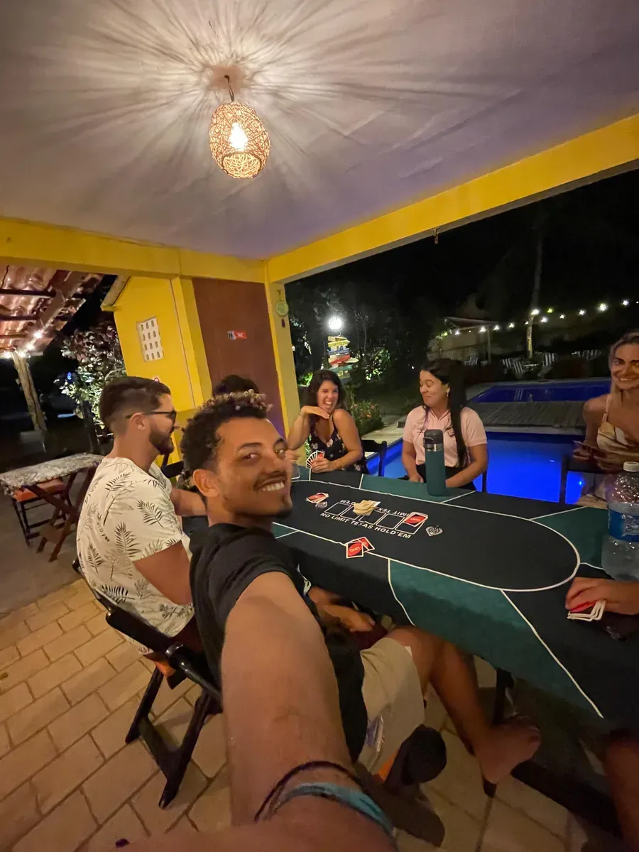 Hóspedes jogando cartas junto à piscina do Iduna